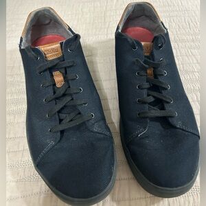 OluKai Black and Tan Lae’Ahi Li